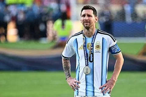 صباحك مونديالي.. دموع ميسي.. شجار بعد تتويج إسبانيا.. واعتراف سكالوني